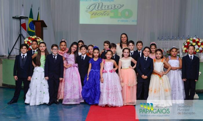 Apresentação artística dos alunos do 4°ano da Escola Municipal Olegário Pereira